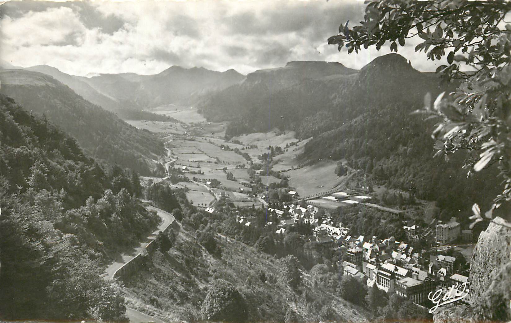 CPM L'Auvergne Le Mont Dore Sancy Massif et Vallee du Sancy en amont de la Ville du Mont Dore 
