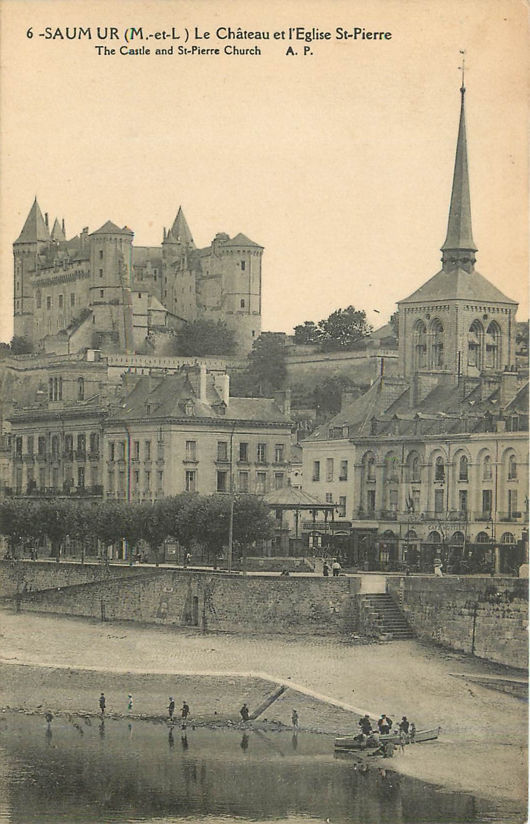 CPA Saumur M et L Le Chateau et l'Eglise St Pierre 