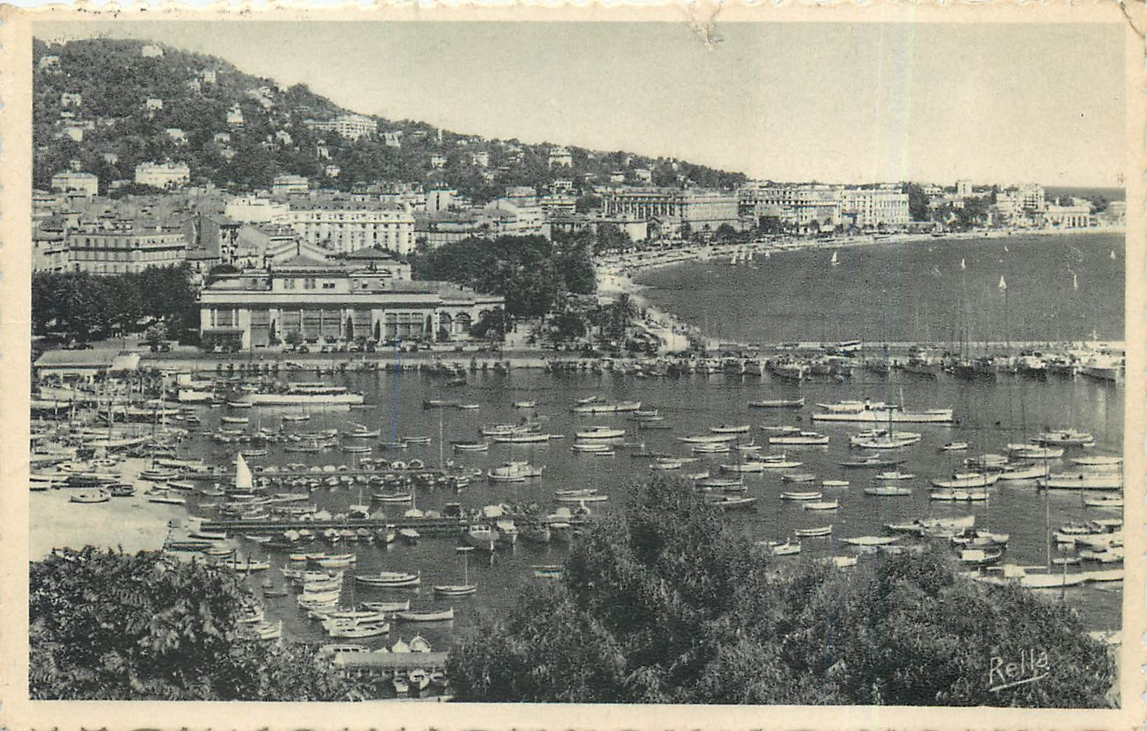 CPA Cannes Vue generale sur le Port le Casino Municipal et la Croisette Bateaux