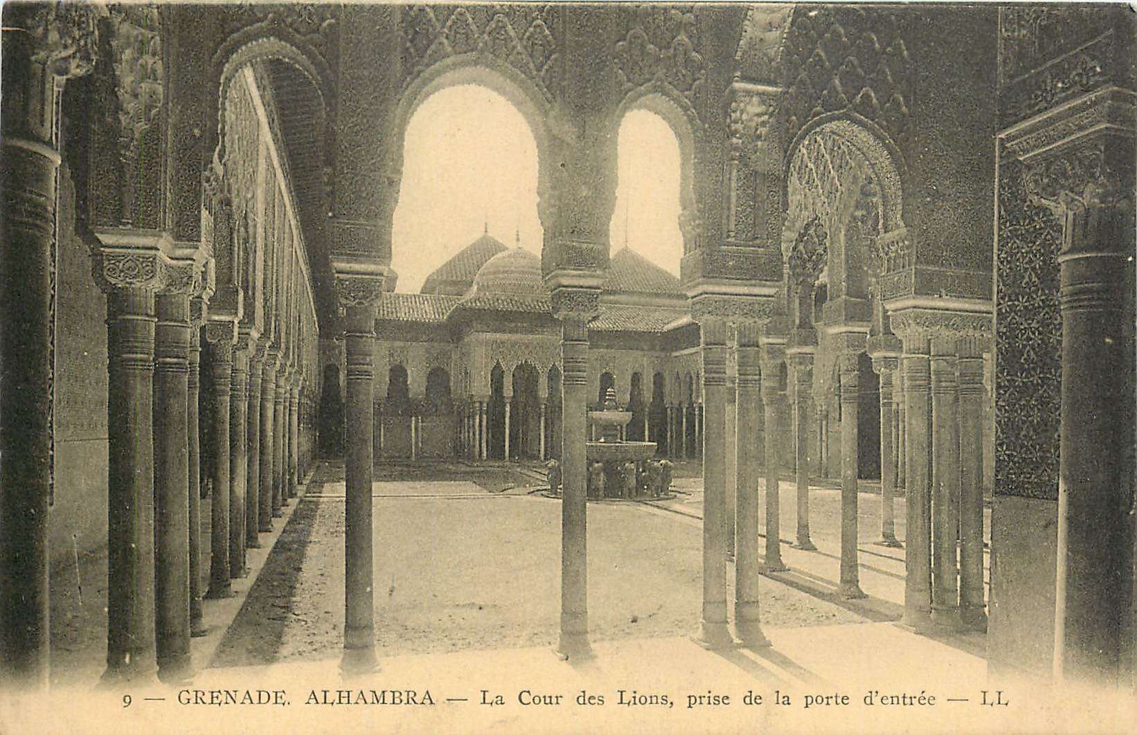 CPA Grenade Alhambra La Cour des Lions prise de la porte d'Entree 