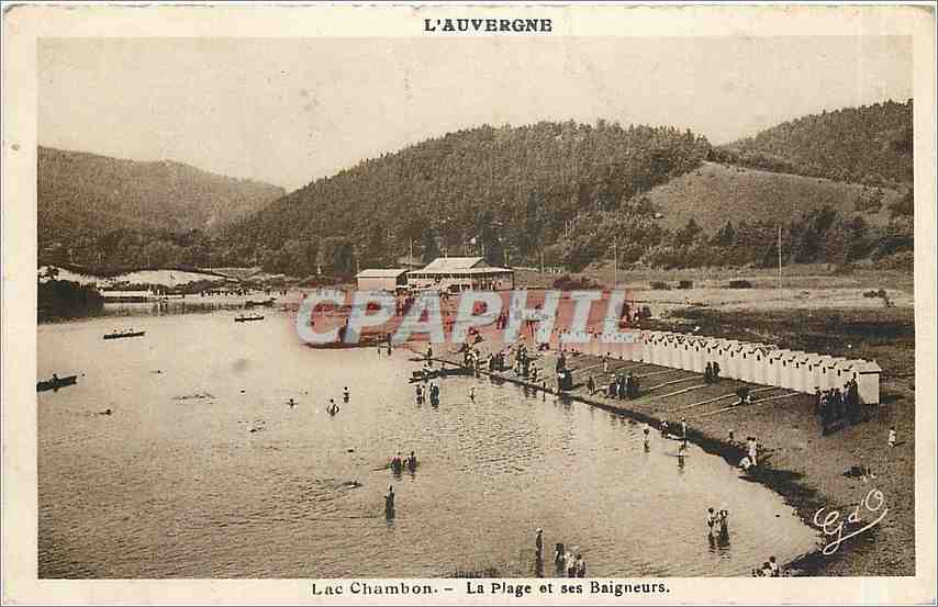 CPA L'Auvergne Lac Chambon La Plage et ses Baigneurs 