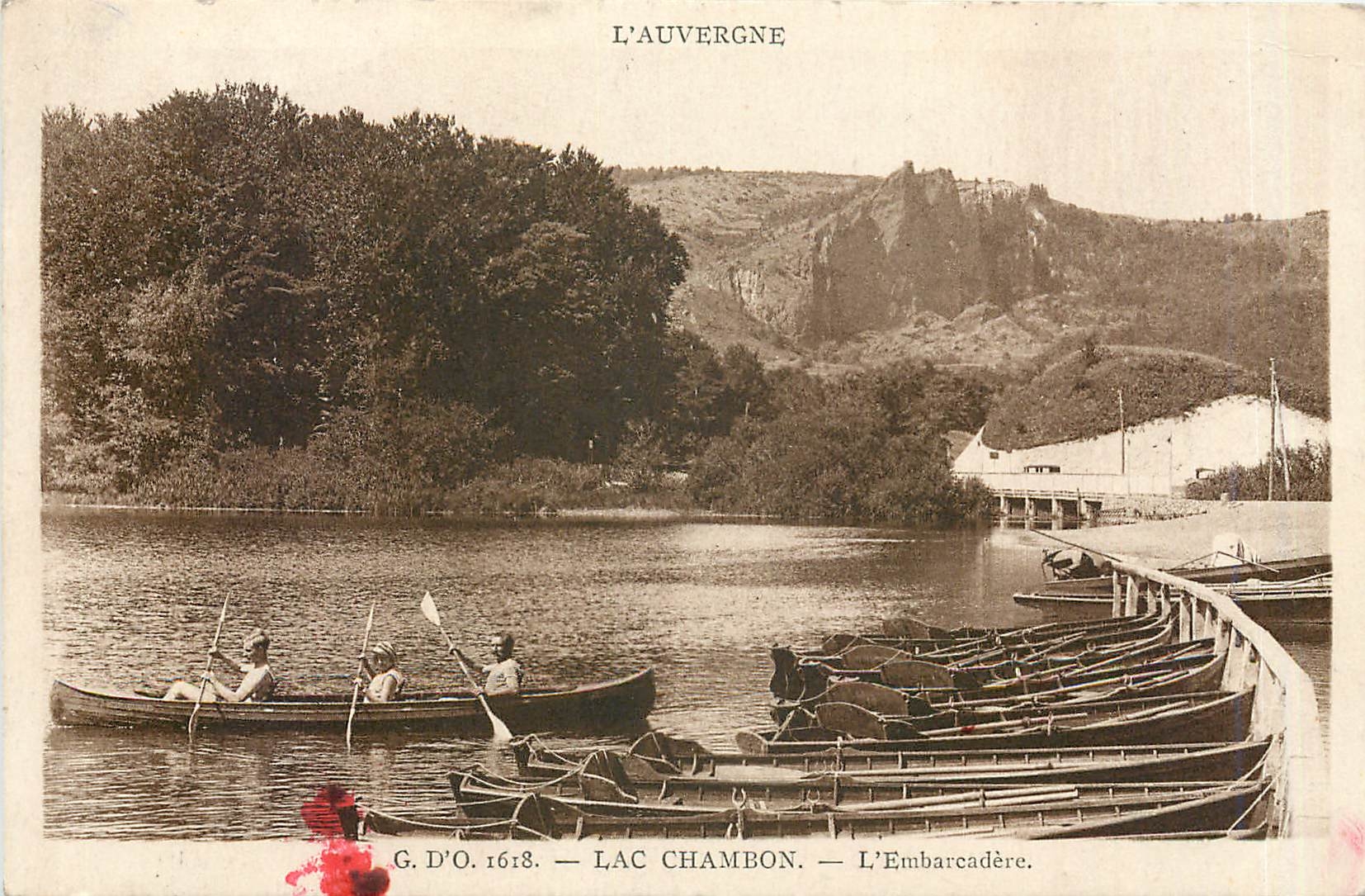 CPA L'Auvergne Lac Chambon L'Embarcadere Canots Bateaux