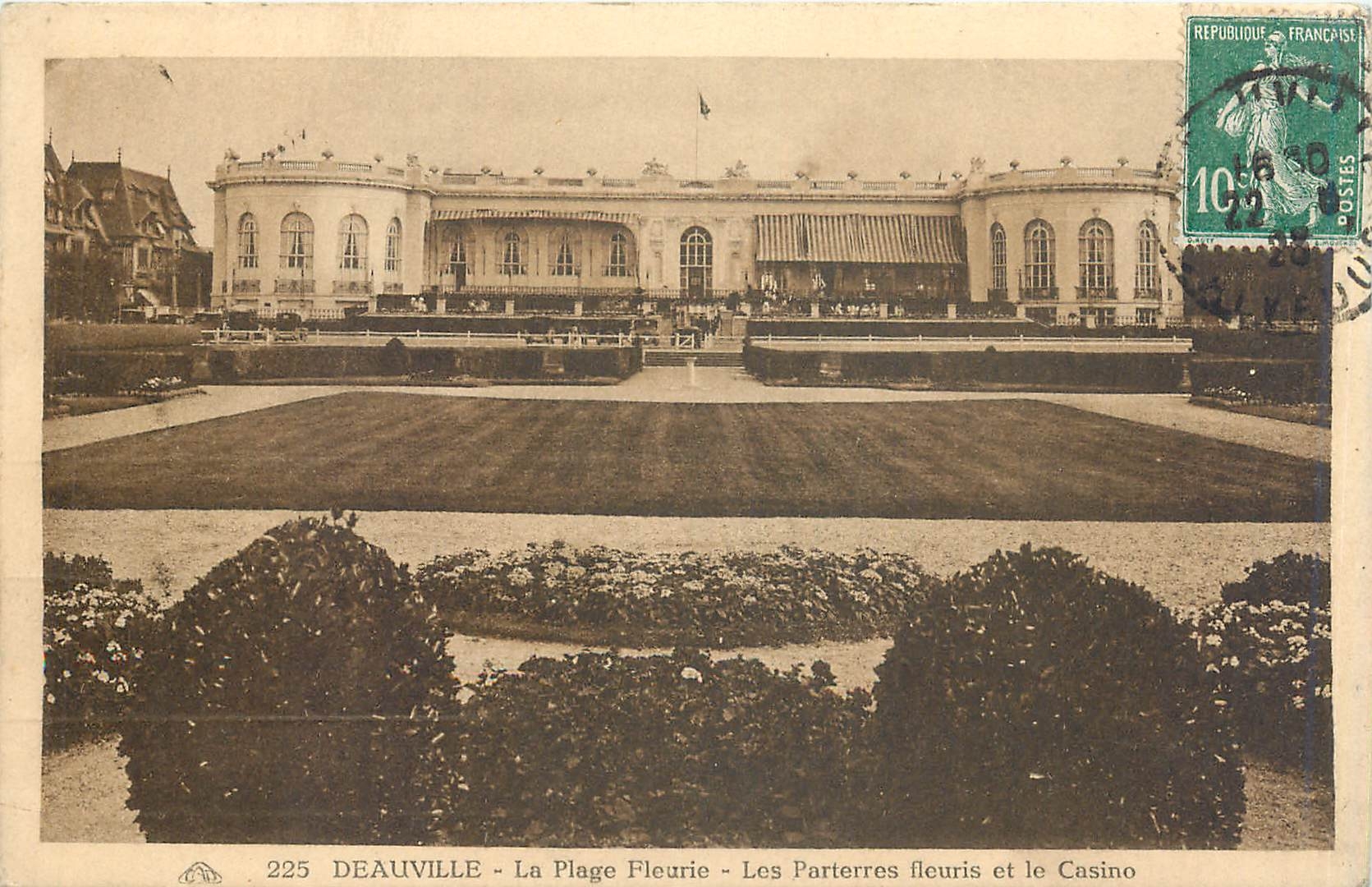 Deauville - La Plage Fleurie - Les Parterres fleuris et le Casino