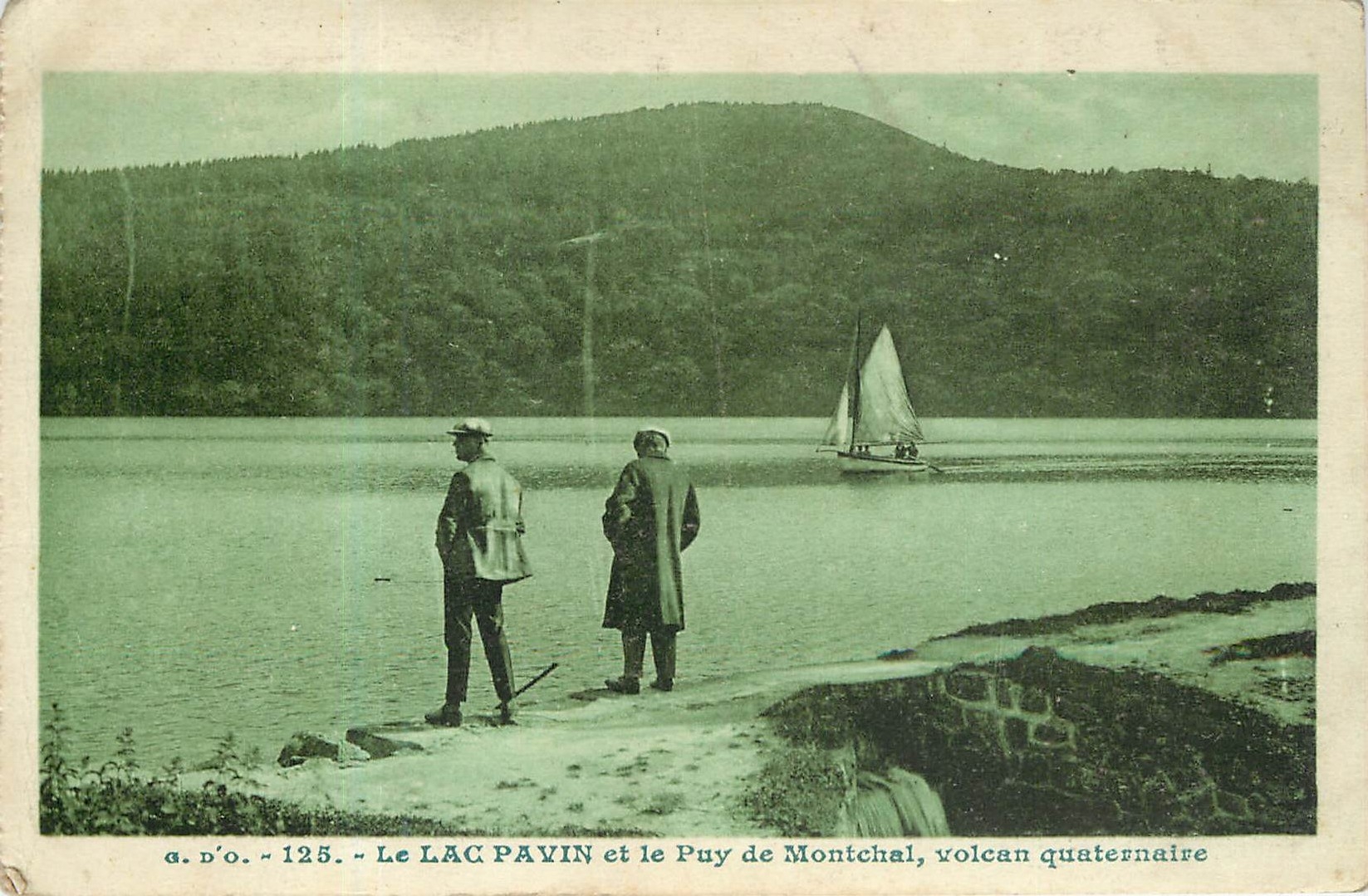 Le LAC PAVIN et le Puy de Montchal, volcan quaternaire — a.d'o. - 125