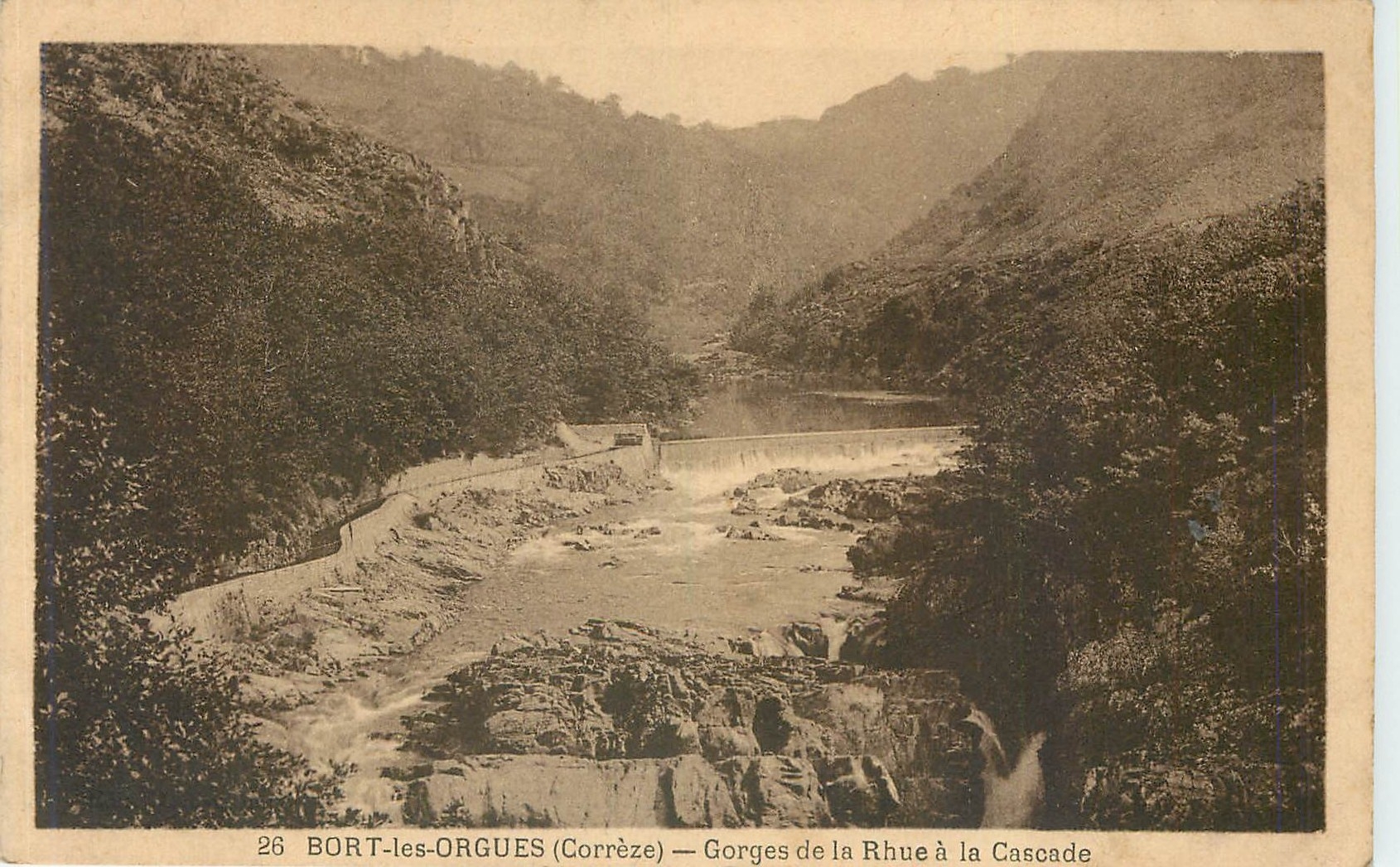 CPA Bort les Orgues Correze Gorges de al Rhue a la Cascade 