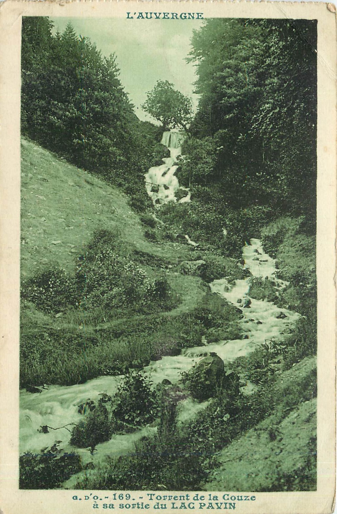 Torrent de la Couze à sa sortie du Lac Pavin — L'Auvergne — J. Gontrelangent, éditeur