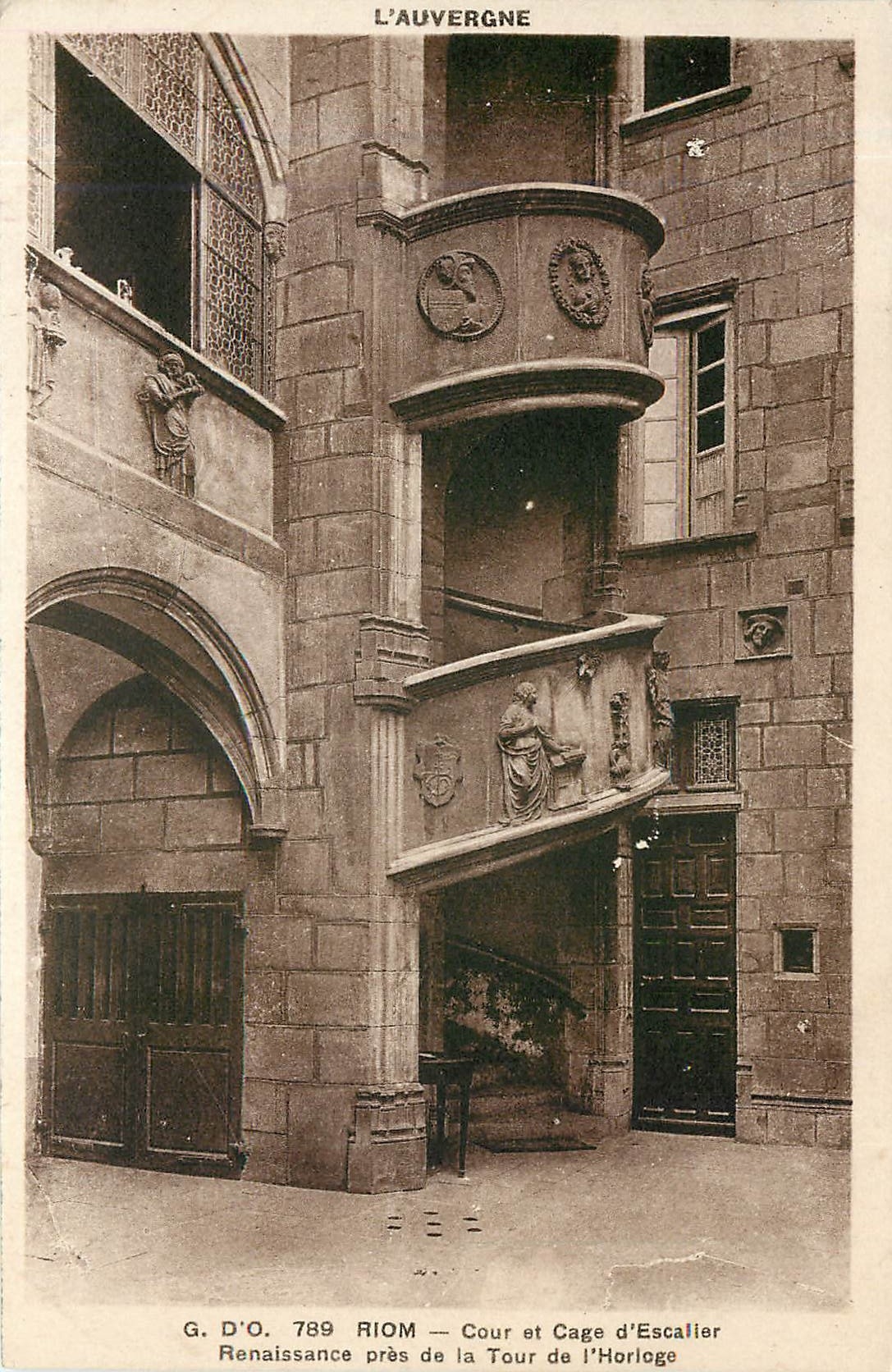 CPA Riom Cour et Cage d'Escalier Renaissance pres de la Tour de l'Horloge 