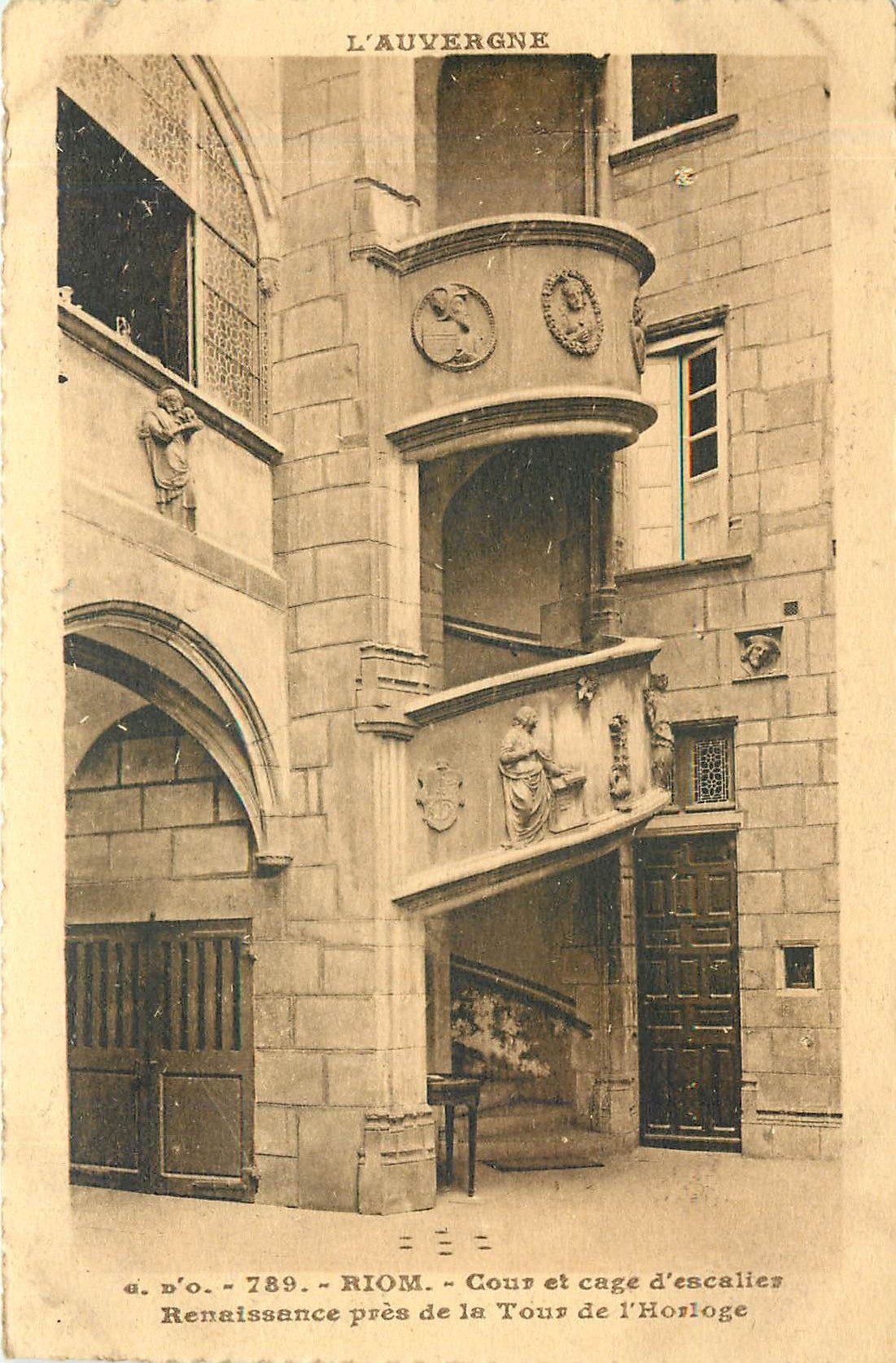 CPA Riom Cour et Cage d'Escalier Renaissance pres de la Tour de l'Horloge 