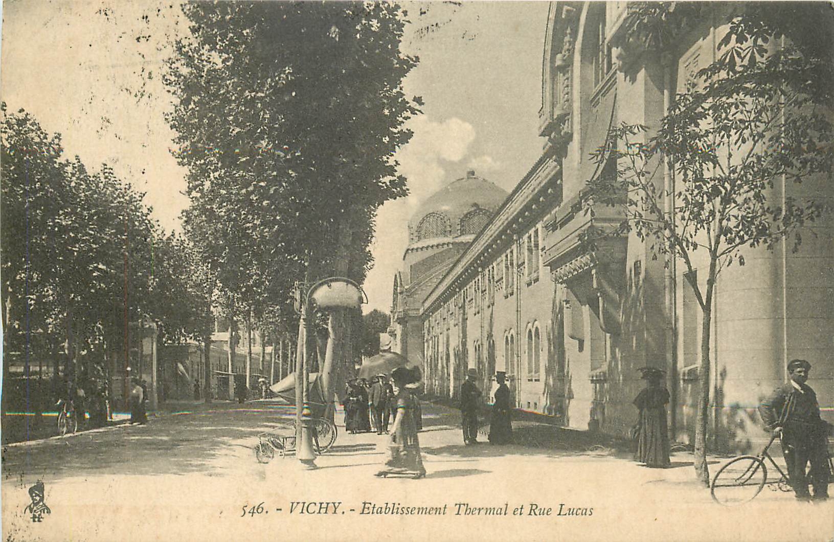 CPA Vichy Etablissement Thermal et Rue Lucas 