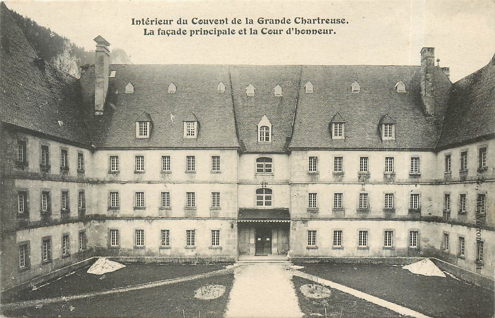CPA Interieur du Couvent de la Grande Chartreuse La facade principale et la Cour d'Honneur 