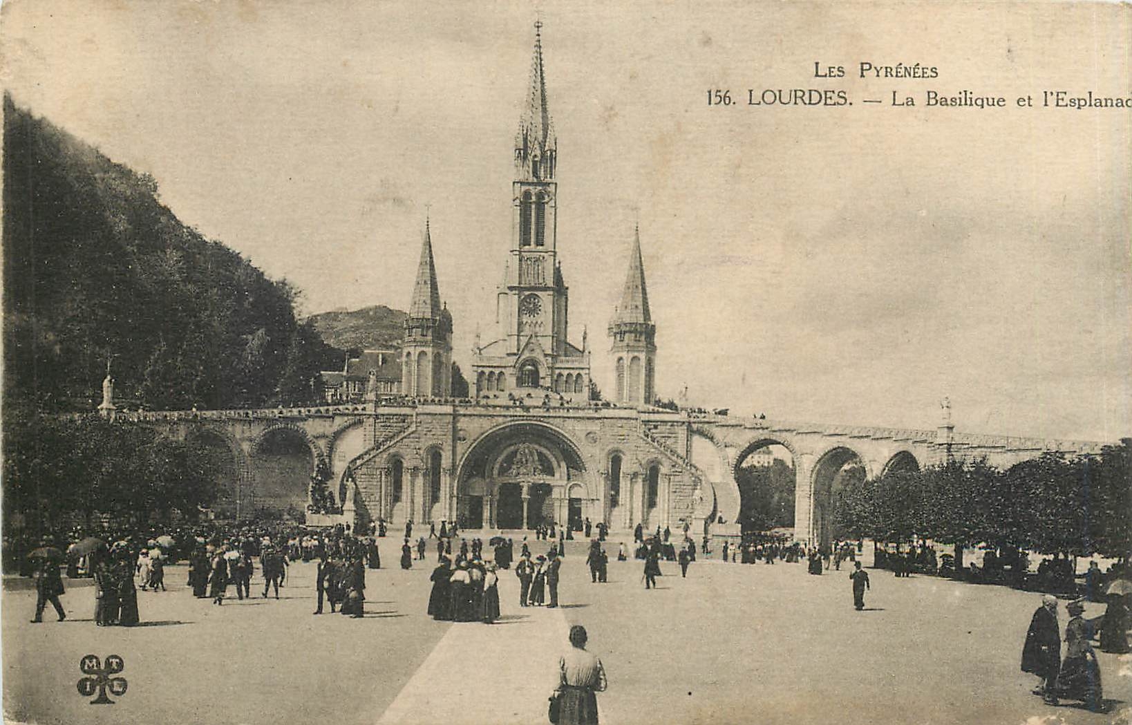 CPA Les Pyrenees Lourdes La Basilique et l'Esplanade 