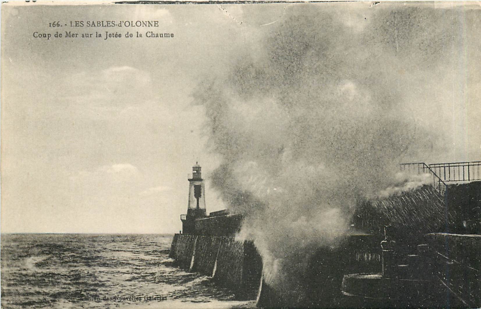 CPA Les Sables d'Olonne Coup de Mer sur la Jetee de la Chaume Phare