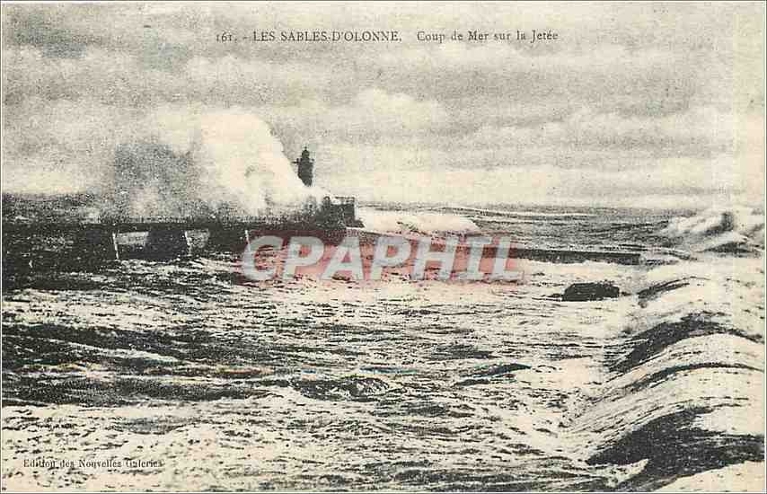 CPA Les Sables d'Olonne Coup de Mer sur la Jetee Phare