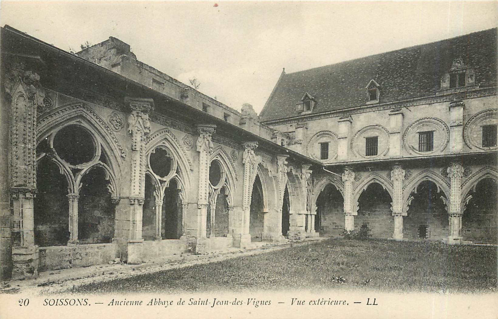 CPA Soissons Ancienne Abbaye de Saint Jean des Vigues Vue exterieure 