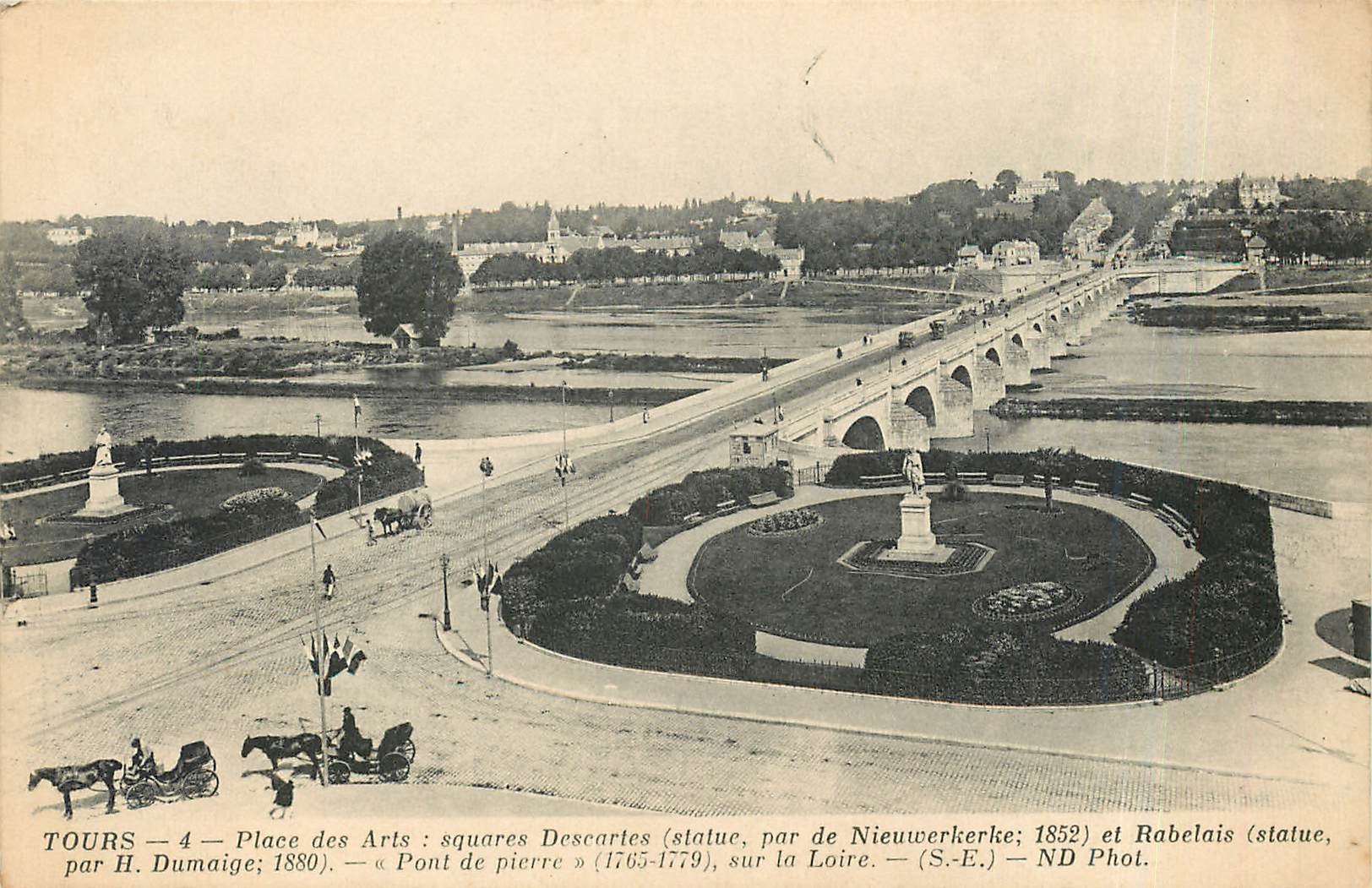 CPA Tours Place des Arts squares Descartes 