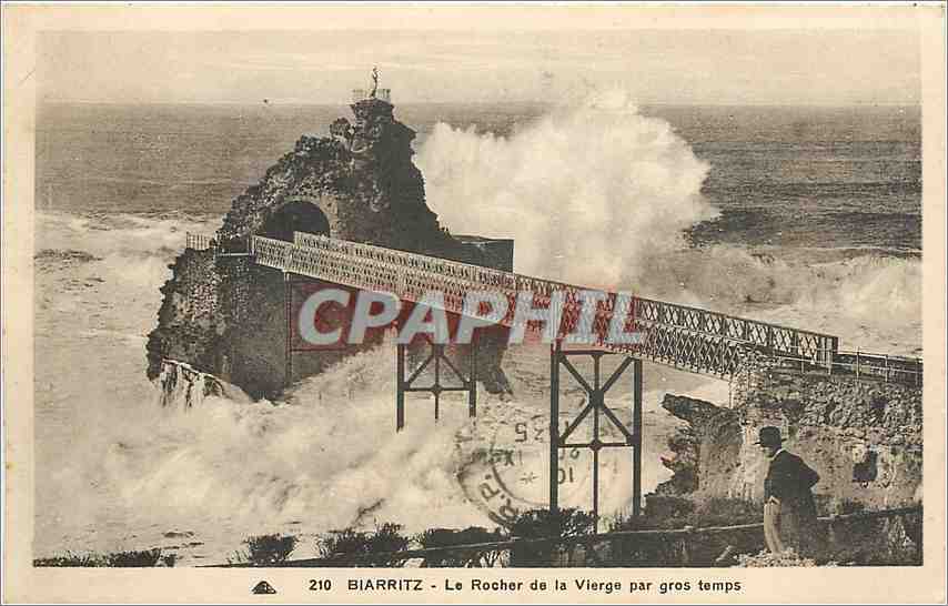 CPA Biarritz Le Rocher de la Vierge par gros temps 