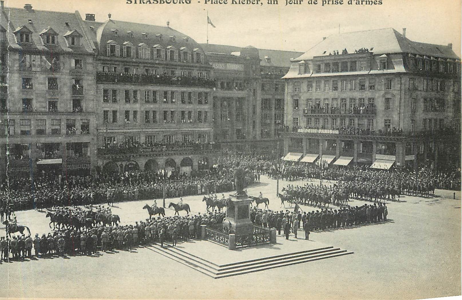 CPA Strasbourg Place Kleber un jour de prise d'Armes Militaria