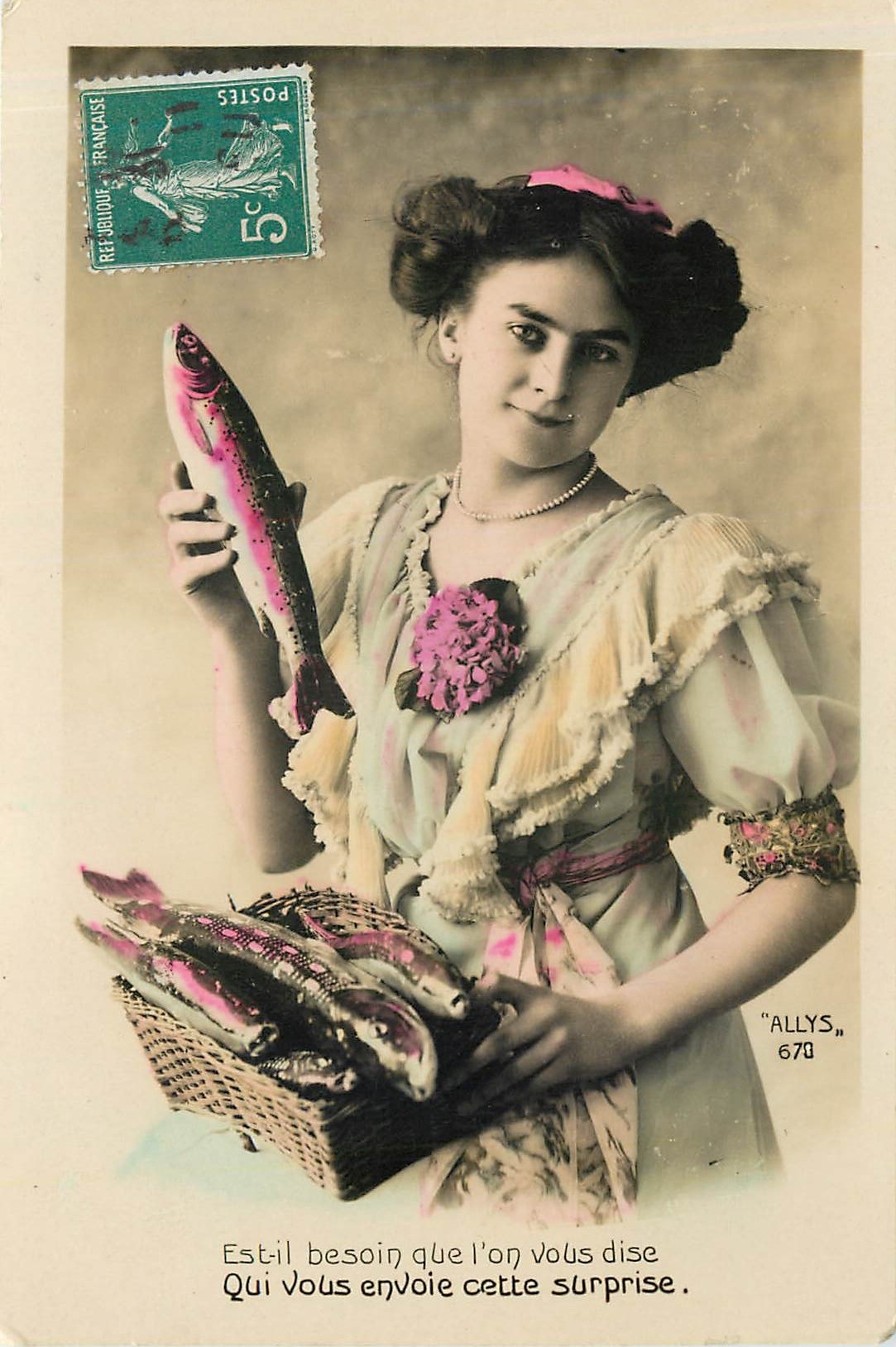 Jeune femme avec un panier de poissons — carte postale colorisée — éditée par 'ALLYS' n°670