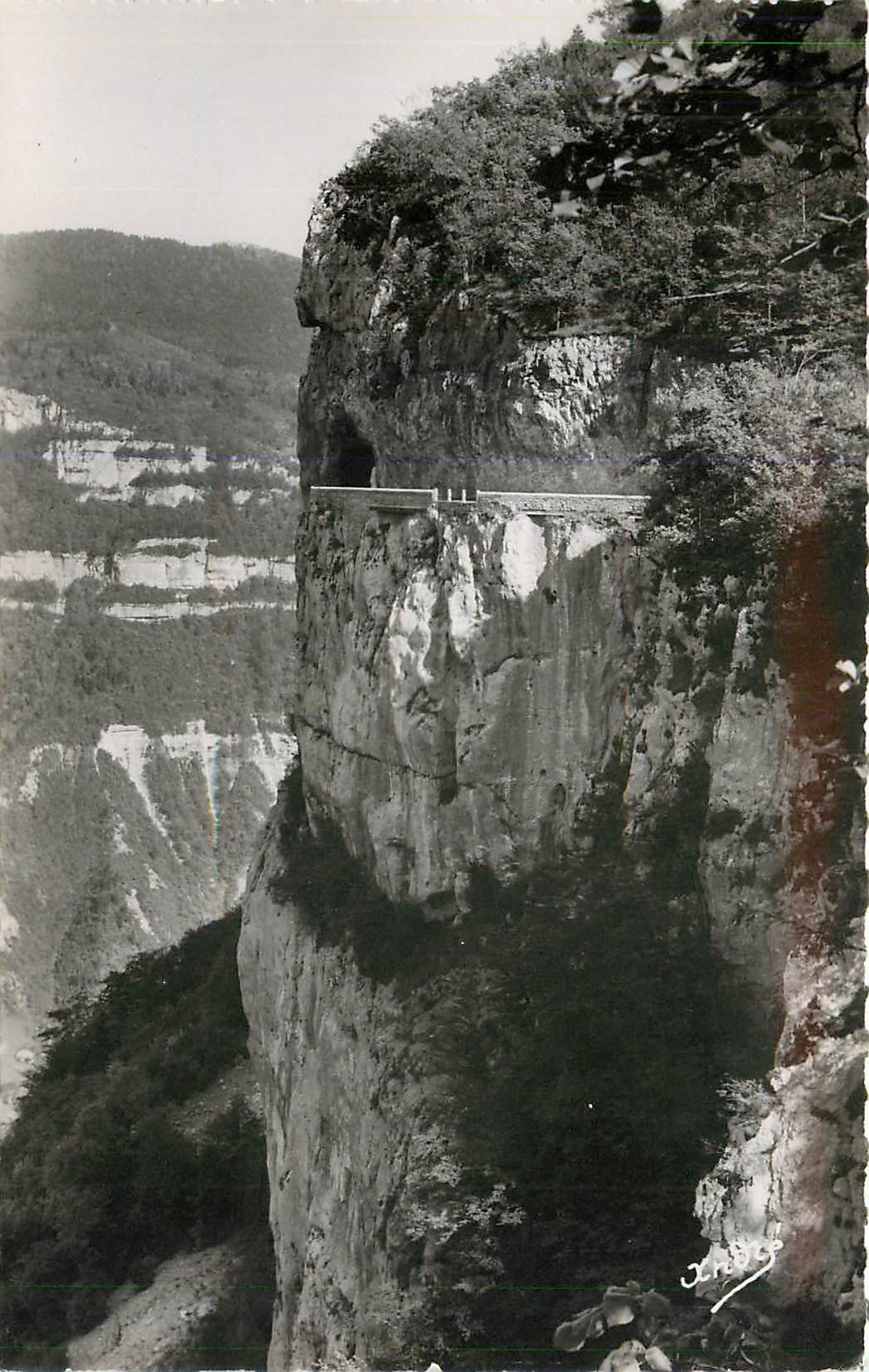 CPM Les Belles Alpes Francaises Le Royans Route de Combe Laval Le grand a pic 