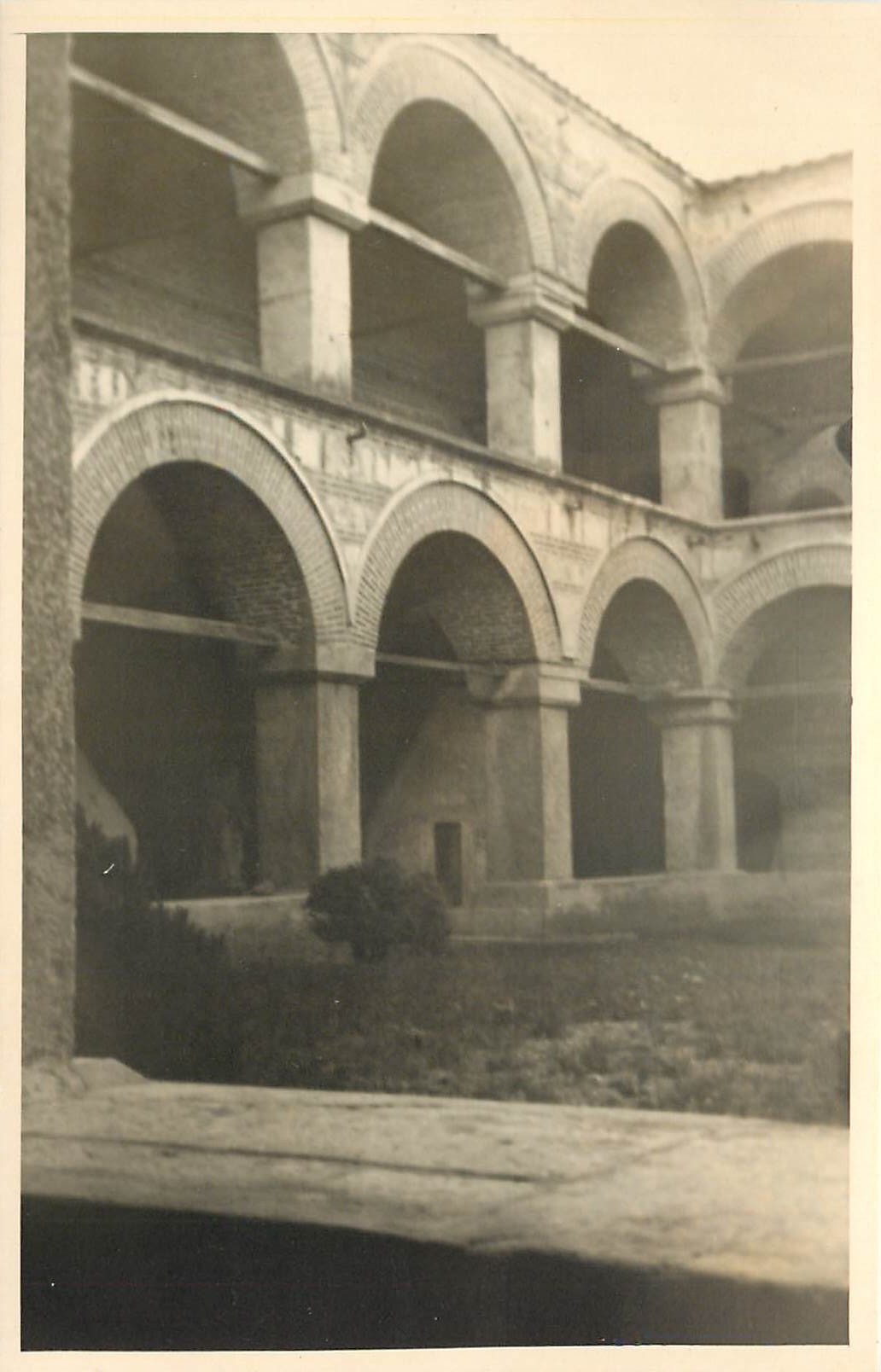 Cour intérieure d'un bâtiment à arcades — Yângorlanie — CPAPHIL