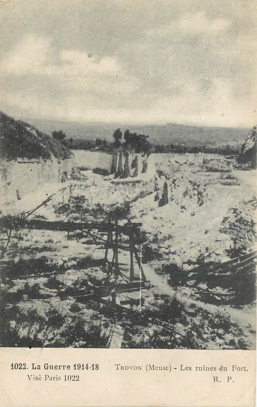 CPA La Guerre 1914 18 Vise Paris Troyon Meuse Les ruines du Fort 
