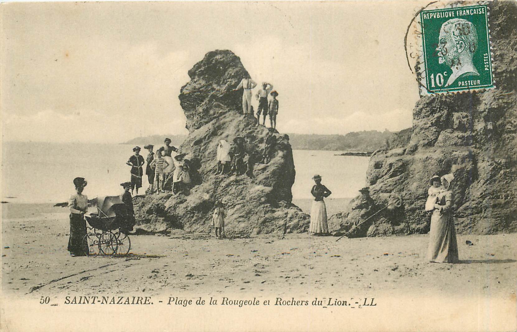 CPA Saint Nazaire Plage de la Rougeole et Rochers du Lion 