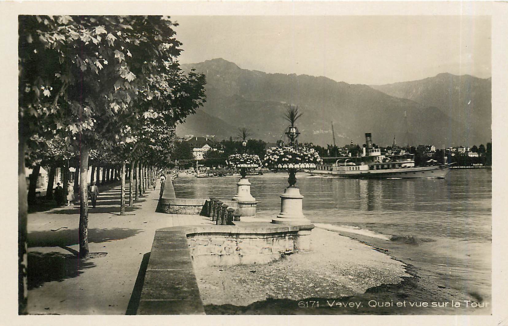 CPA Vevey Quai et vue sur la Tour 