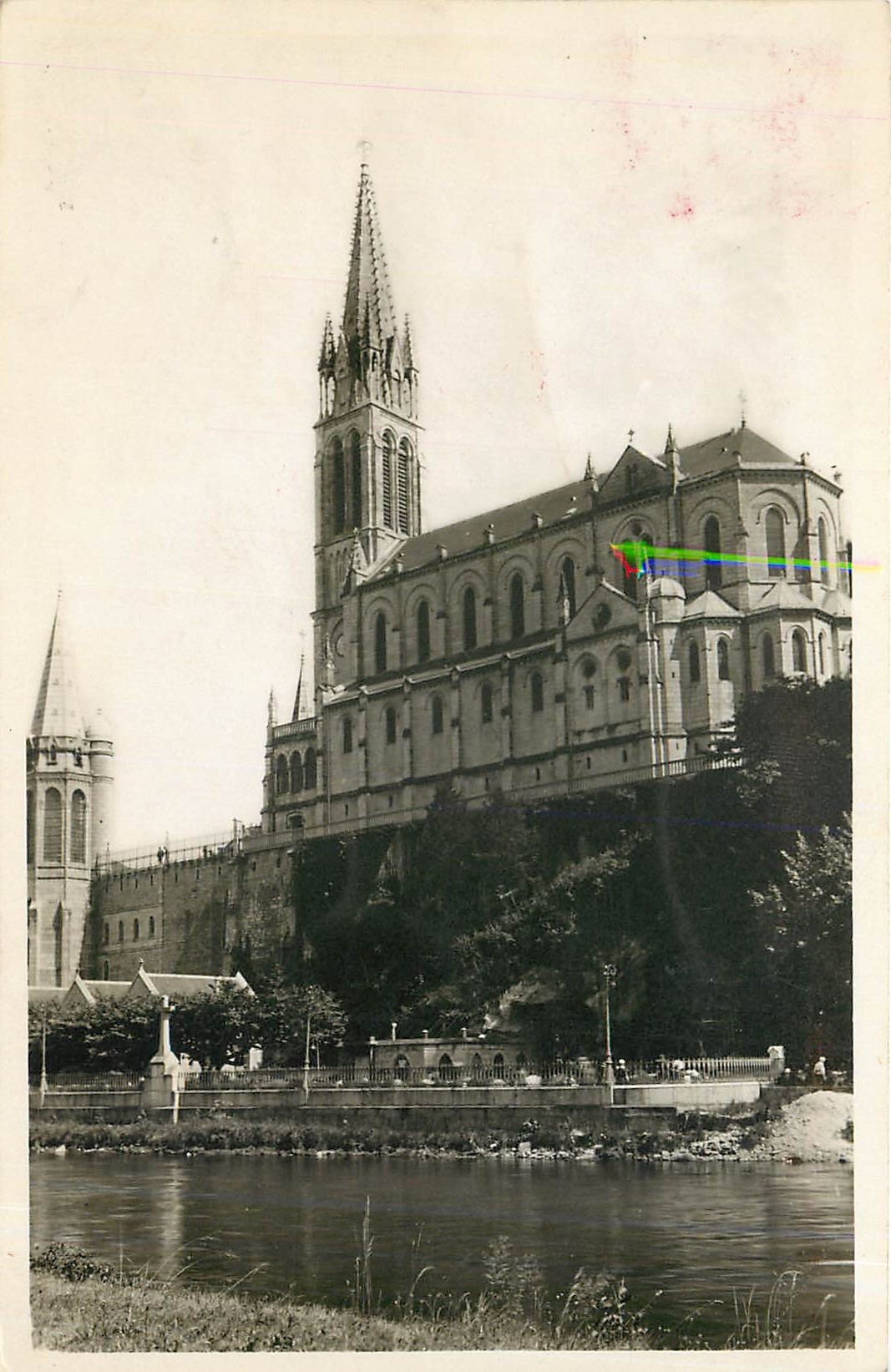 CPA Lourdes La Basilique et le Gave 
