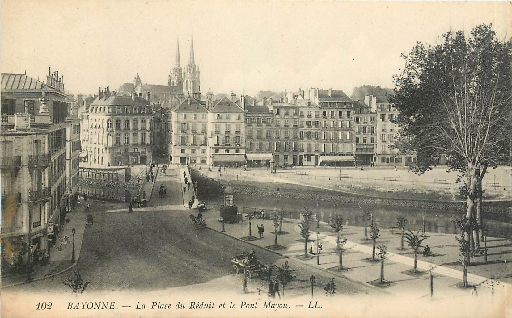 CPA Bayonne La Place du Reduit et le Pont Mayou 
