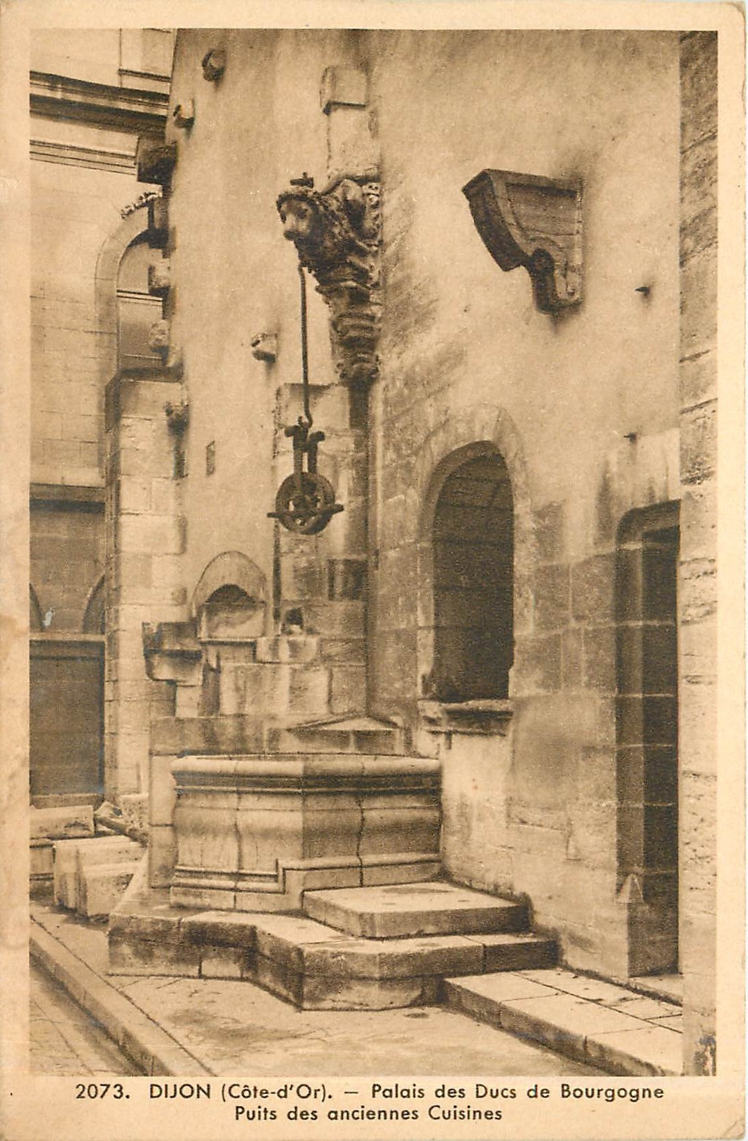 CPA Dijon Cote d'Or Palais des Ducs de Bourgogne Puits des Anciennes Cuisines 