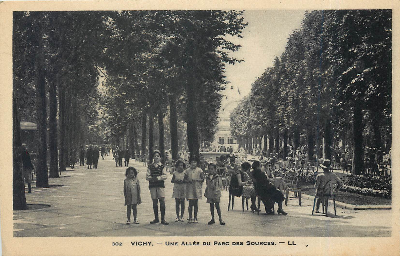 CPA Vichy Une Allee du Parc des Sources Enfants