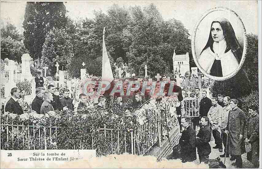 CPA Sur la tombe de Soeur Therese de l'Enfant 
