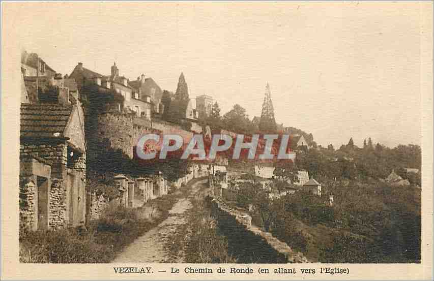 CPA Vezelay Le Chemin de Ronde en allant vers l'Eglise 