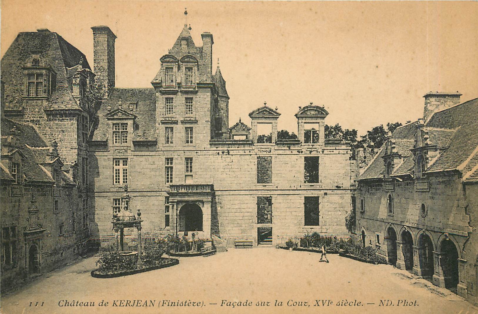 CPA Chateau de Kerjean Finistere Facade sur la Cour 