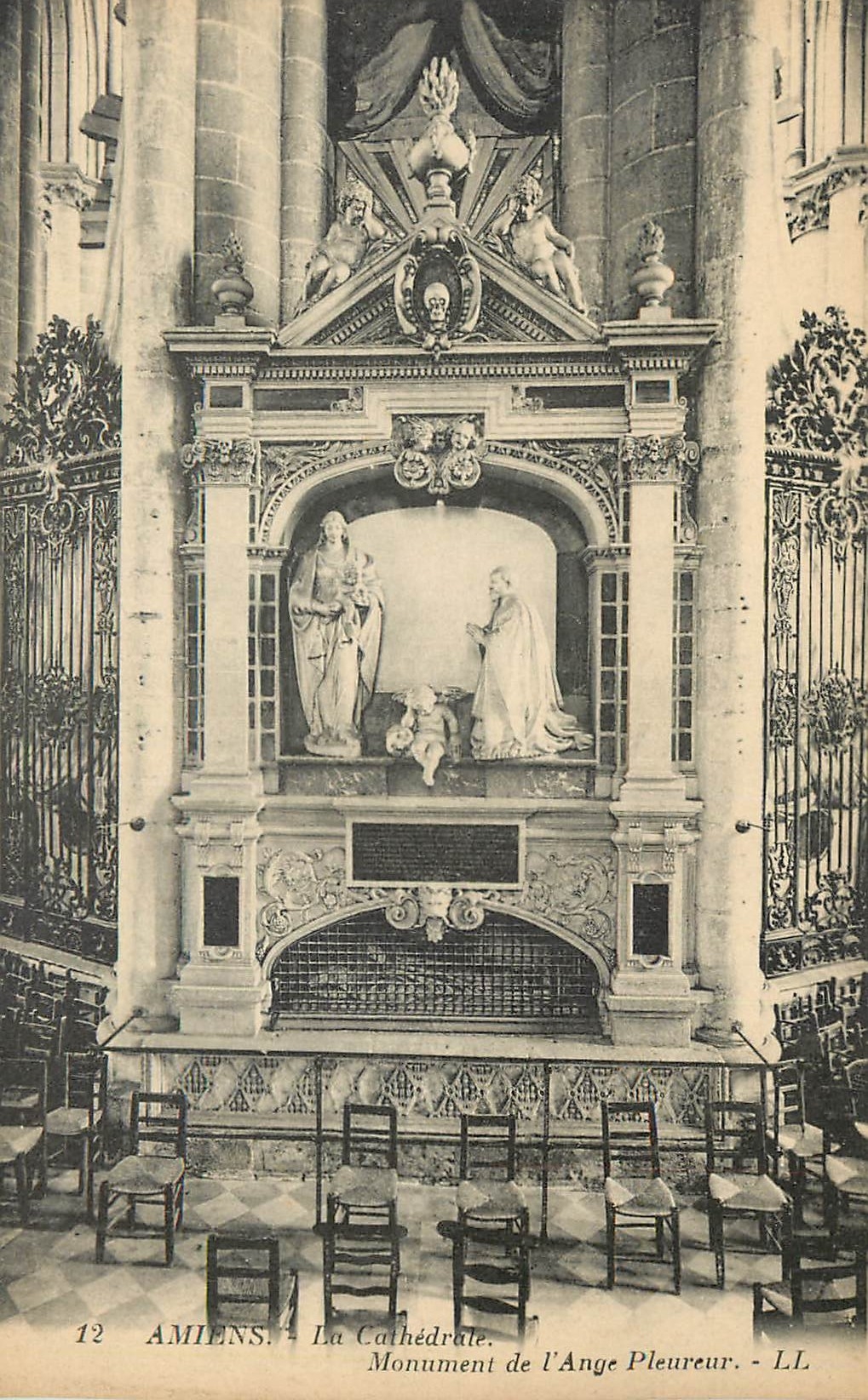 CPA Amiens La Cathedrale Monument de l'Ange Pleureur 