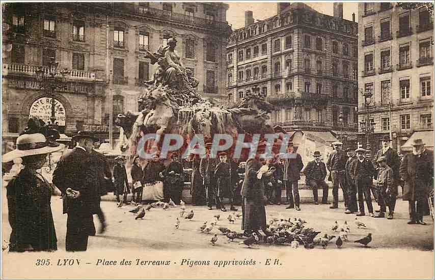 CPA Lyon Place des Terreaux Pigeons apprivoises 