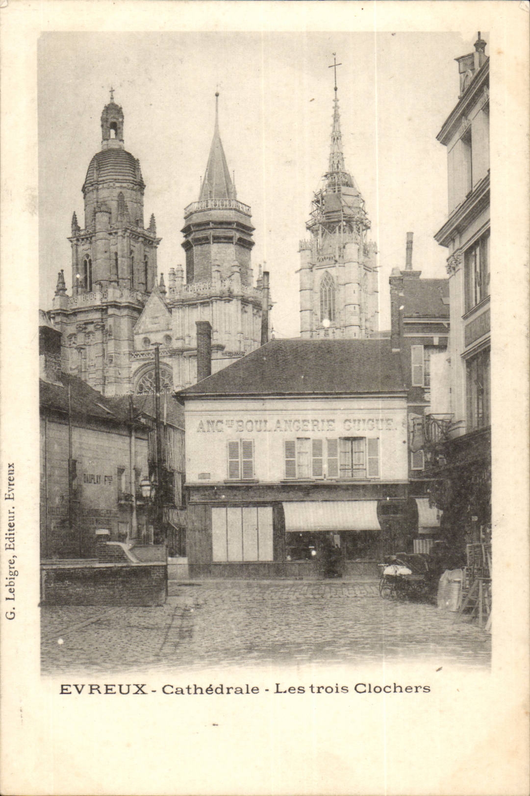Evreux CPA CAthedrale Les trois clochers (Boulangerie Guigue)