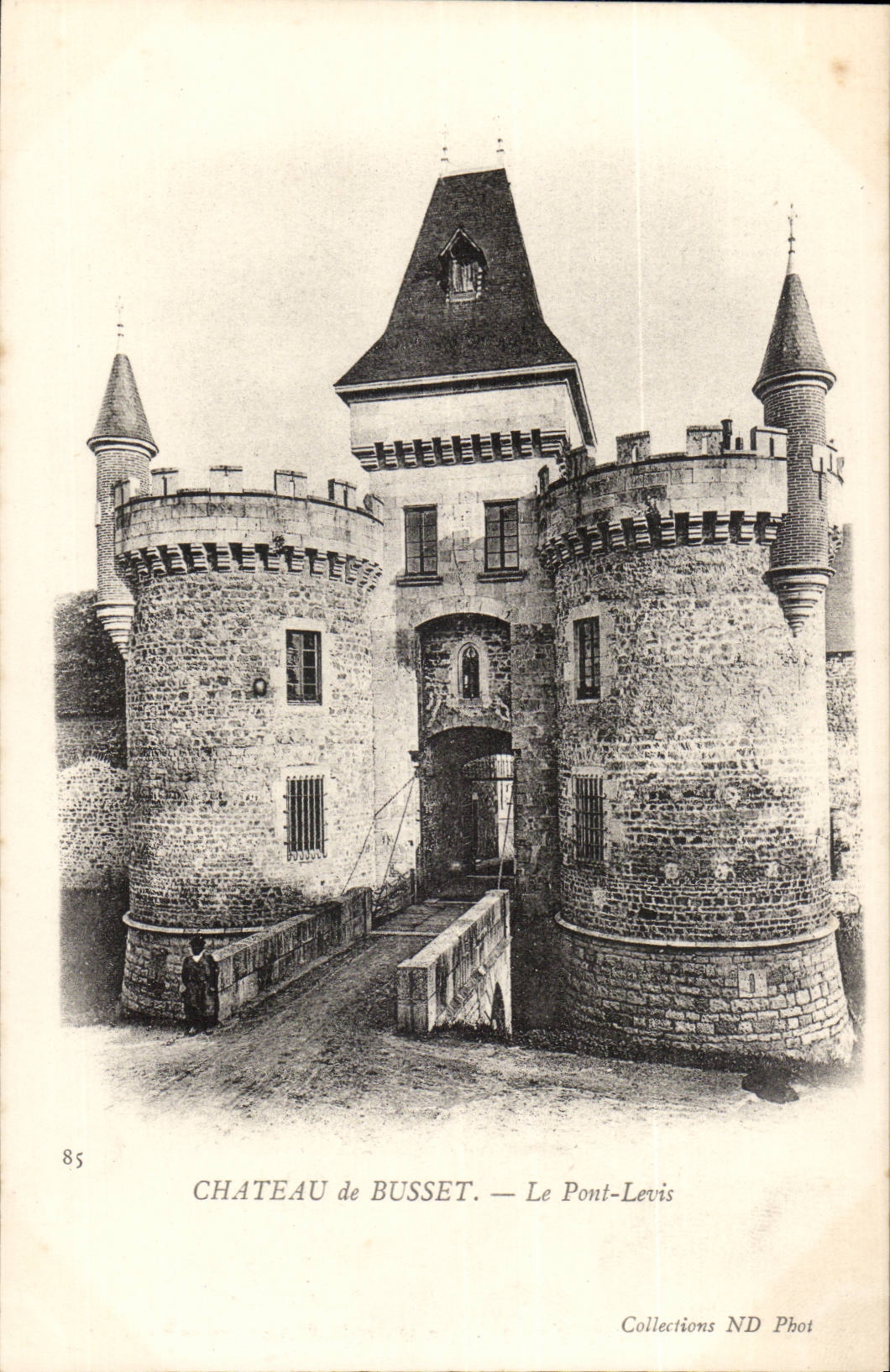 Chateau de Busset CPA le pont levis