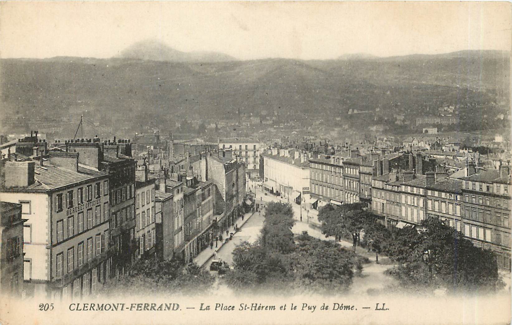 CPA Clermont Ferrand La Place St Herem et le Puy de Dome 