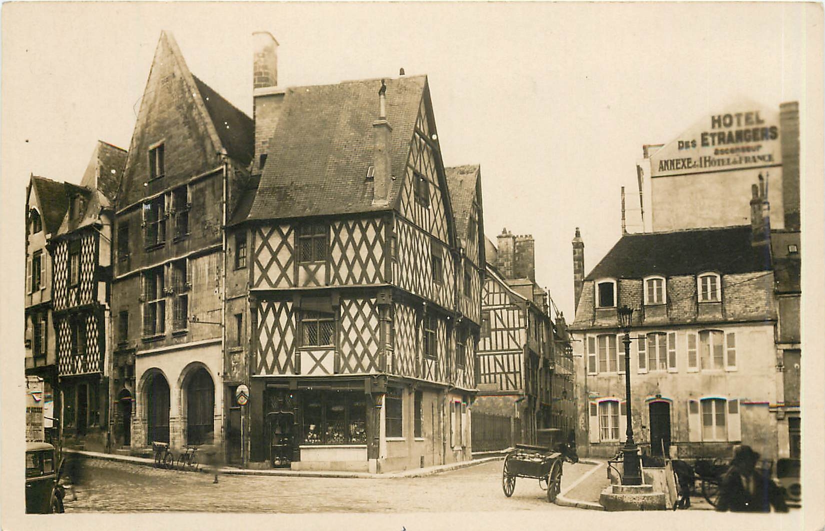 CPA Bourges Cher Vieilles maisons Rue Guillaume Pellevoysin Hotel des Etrangers