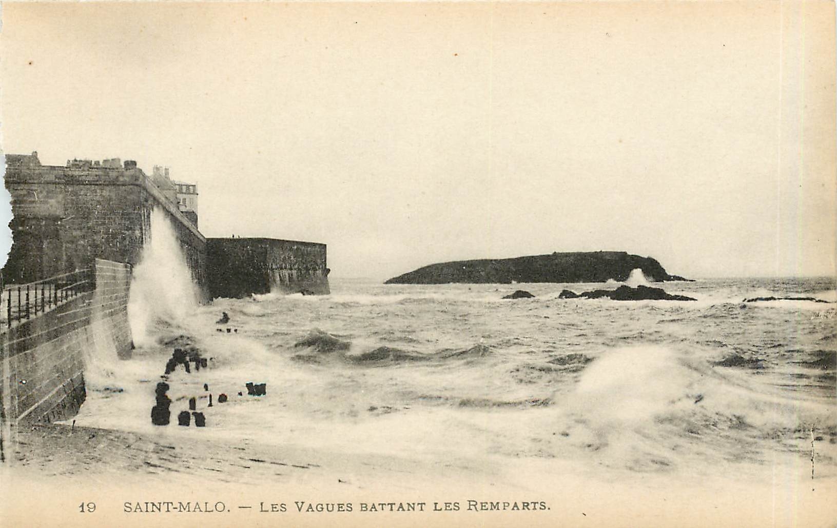 CPA Saint Malo Les Vagues Battant les Remparts