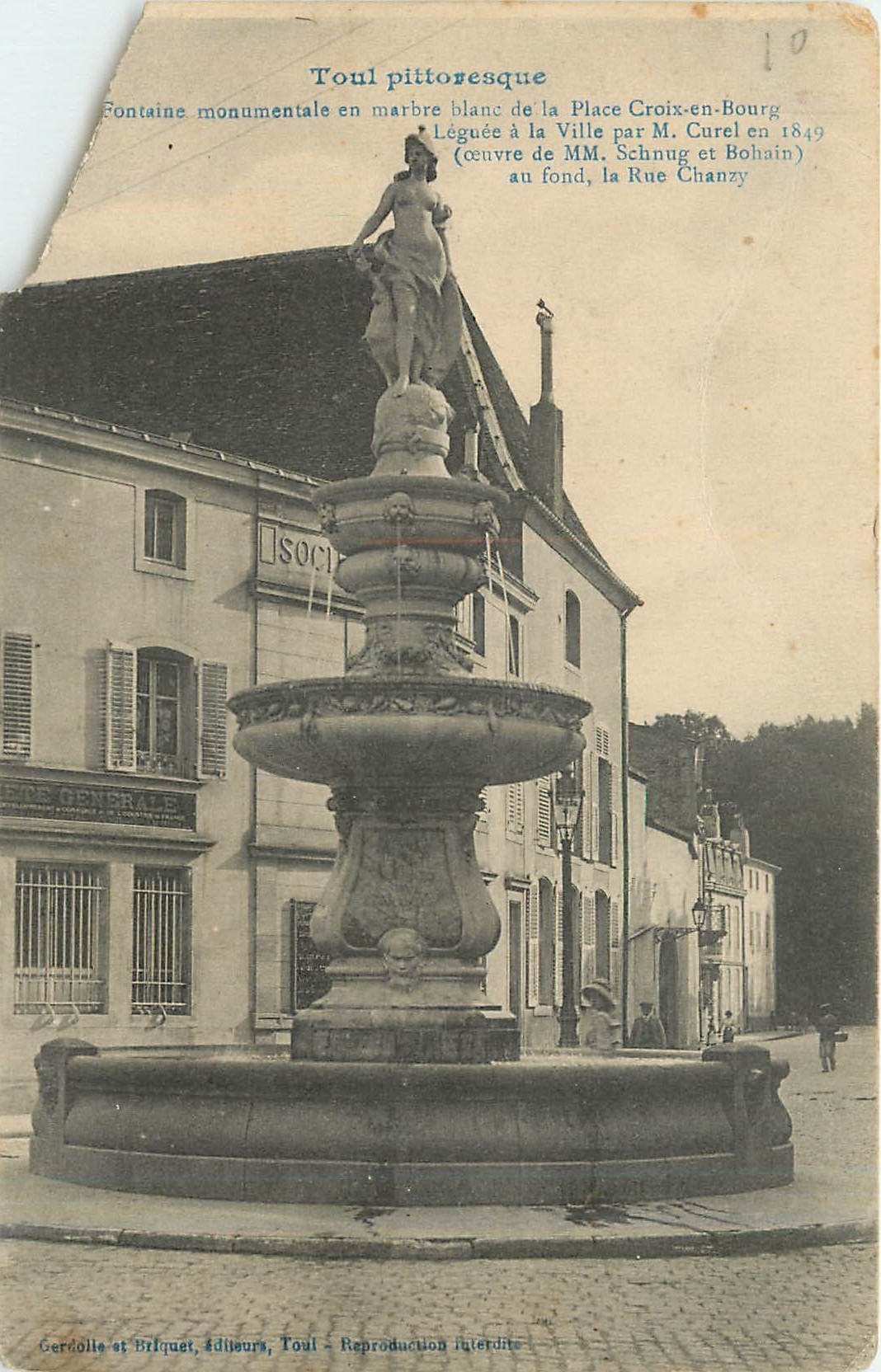 Toul pittoresque — Fontaine monumentale en marbre blanc de la Place Croix-en-Bourg, légée à la Ville par M. Curel en 1849 (œuvre de MM. Schnug et Bohain) — éditeurs Gerdolle et Bitquet, Toul
