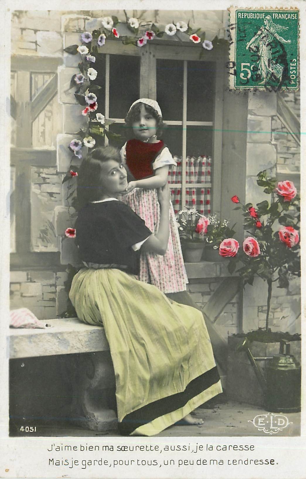Femme et enfant devant une fenêtre fleurie — Éditeur ELD, n°4051