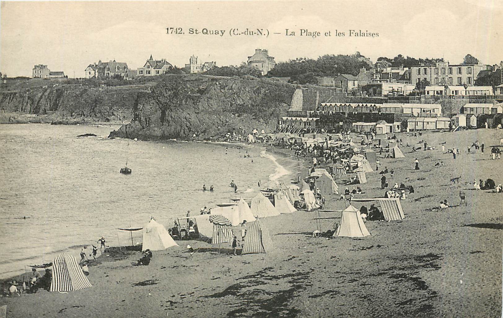 St-Quay (C.-du-N.) — La Plage et les Falaises — Éditeur : CPAPHIL, n° 1742