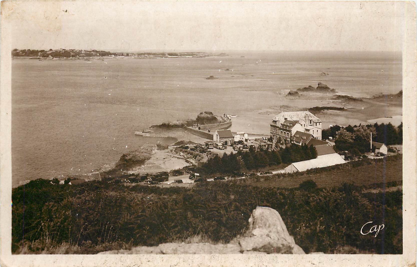 CPA Env de Paimpol Pointe de l'Arcouest Vue generale sur la Pointe et l'Hotel 