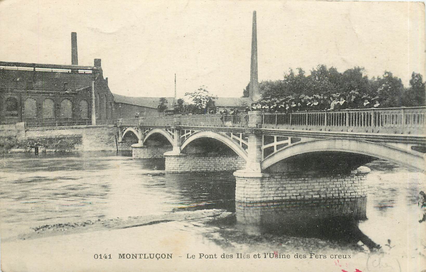 CPA Montlucon Le Pont des Iles et l'Usine des Fers creux 