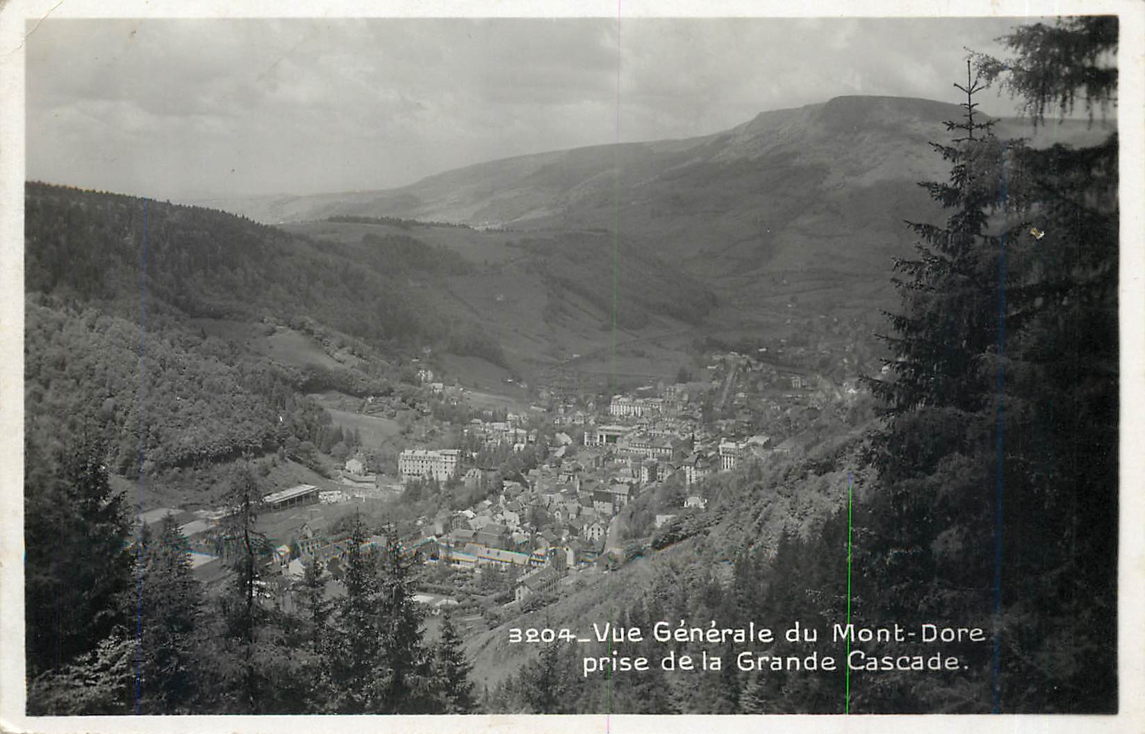 CPA Vue Generale du Mont Dore prise de la Grande Cascade 