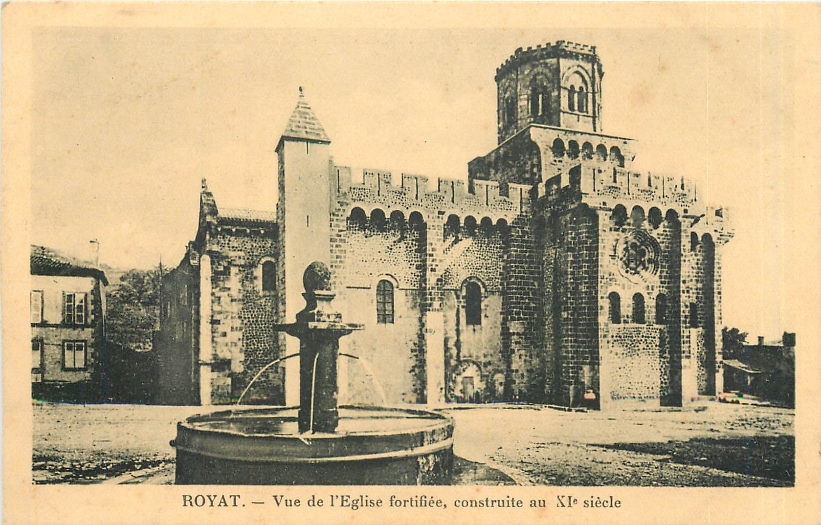CPA Royat Vue de l'Eglise Fortifiee 