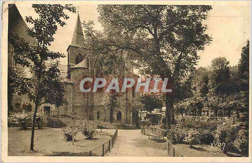 CPA Auvergne Le Mont Dore Puy de Dome La Place des Moulins et l'Eglise St Pardoux 