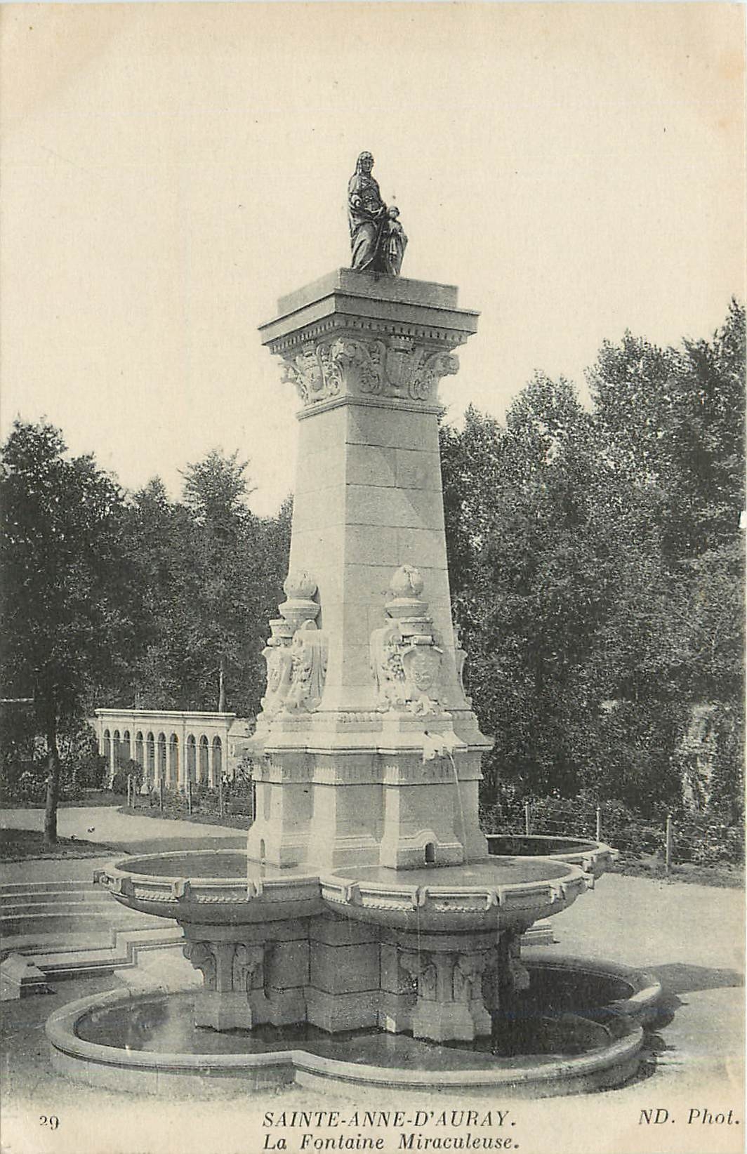 CPA Sainte Anne d'Auray La Fontaine Miraculeuse 